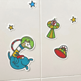 Aktivitets Kit Flyttbara Väggdekaler + 5 Tuschpennor - Space Animals