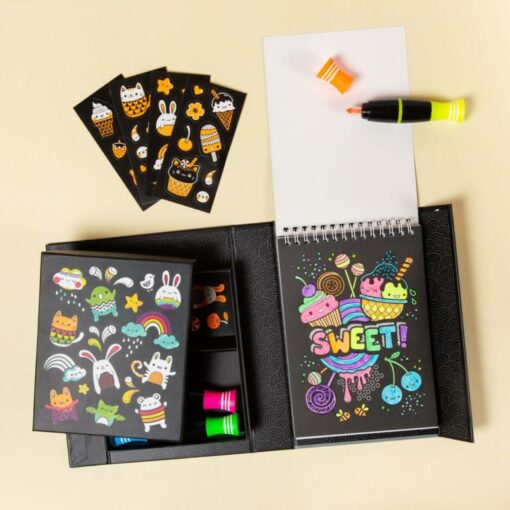 Tiger Tribe Målarbokset med Stickers & Pennor - Neon Colouring Set- Glow Friends - Bild 3